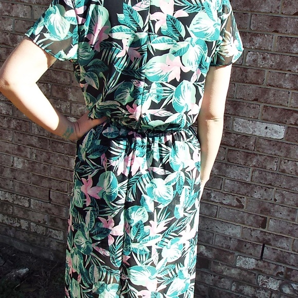 Tropical Shorts/Maxi Back - Picture 3 of 3